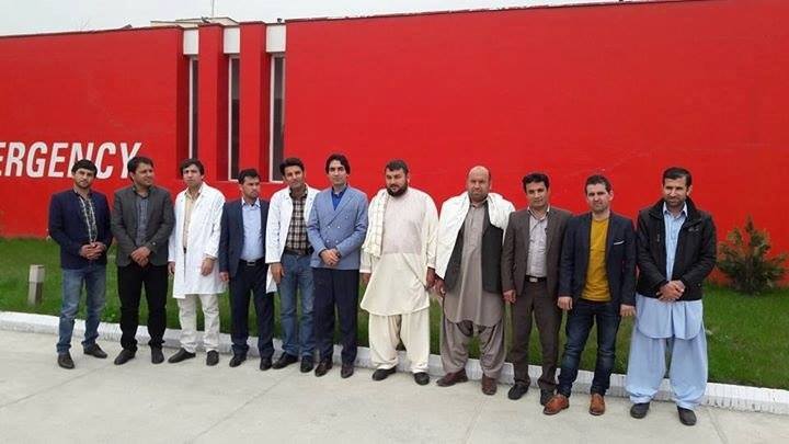 Specializzandi afgani davanti al Centro chirurgico di EMERGENCY a Kabul in Afghanistan