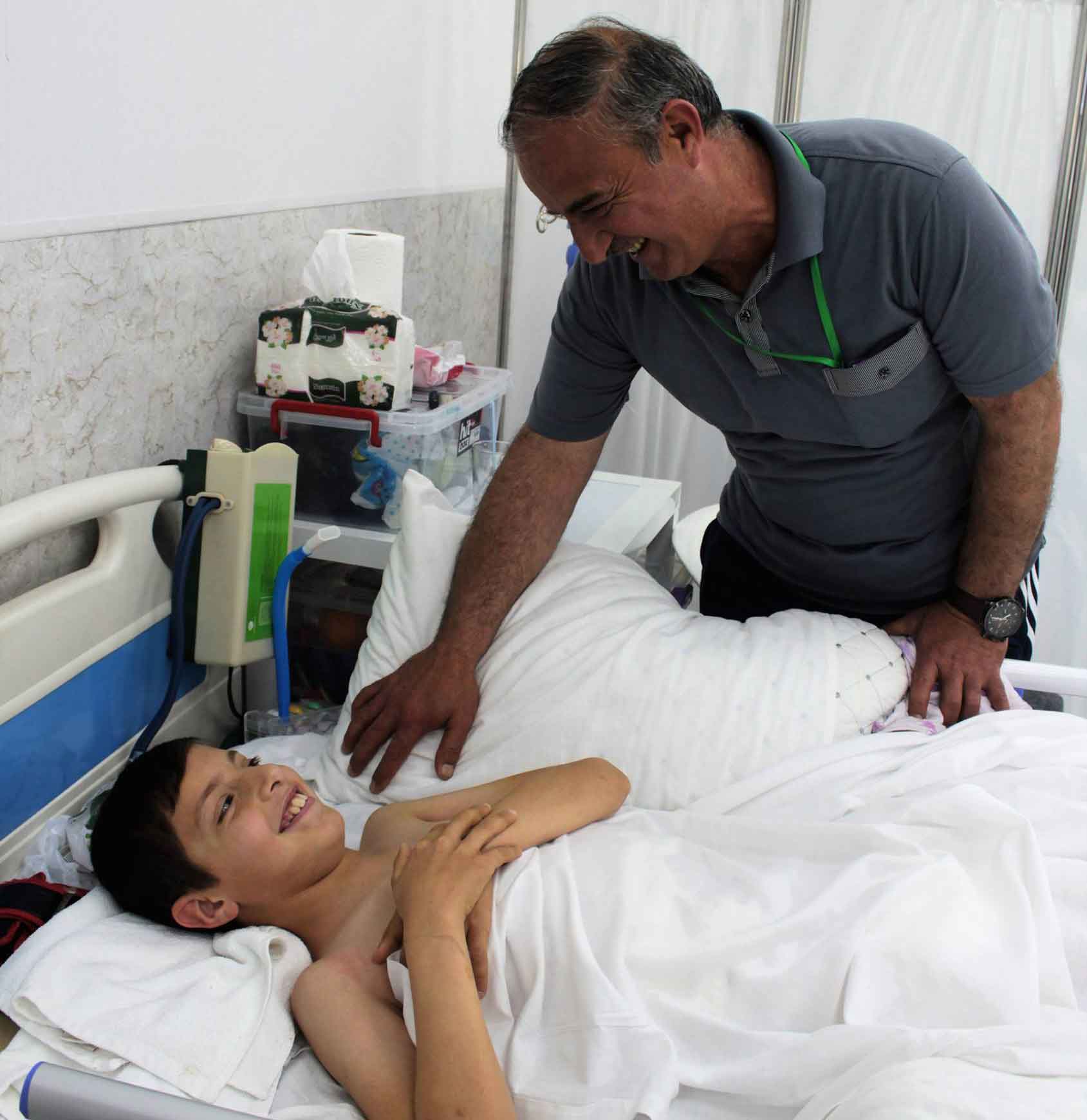 Rayyan e sup papà Tareq nella corsia di degenza dell'Emergency Hospital di Erbil