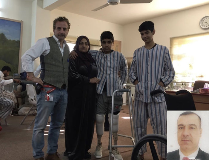 Dr Tony, Mahmud e la sua famiglia all'interno del Centro di riabilitazione e reintegrazione sociale di Sulaimaniya, in Iraq