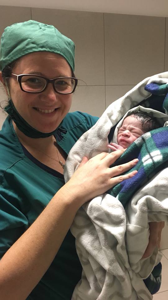 Giorgia e il bambino nato all'ospedale di Kabul