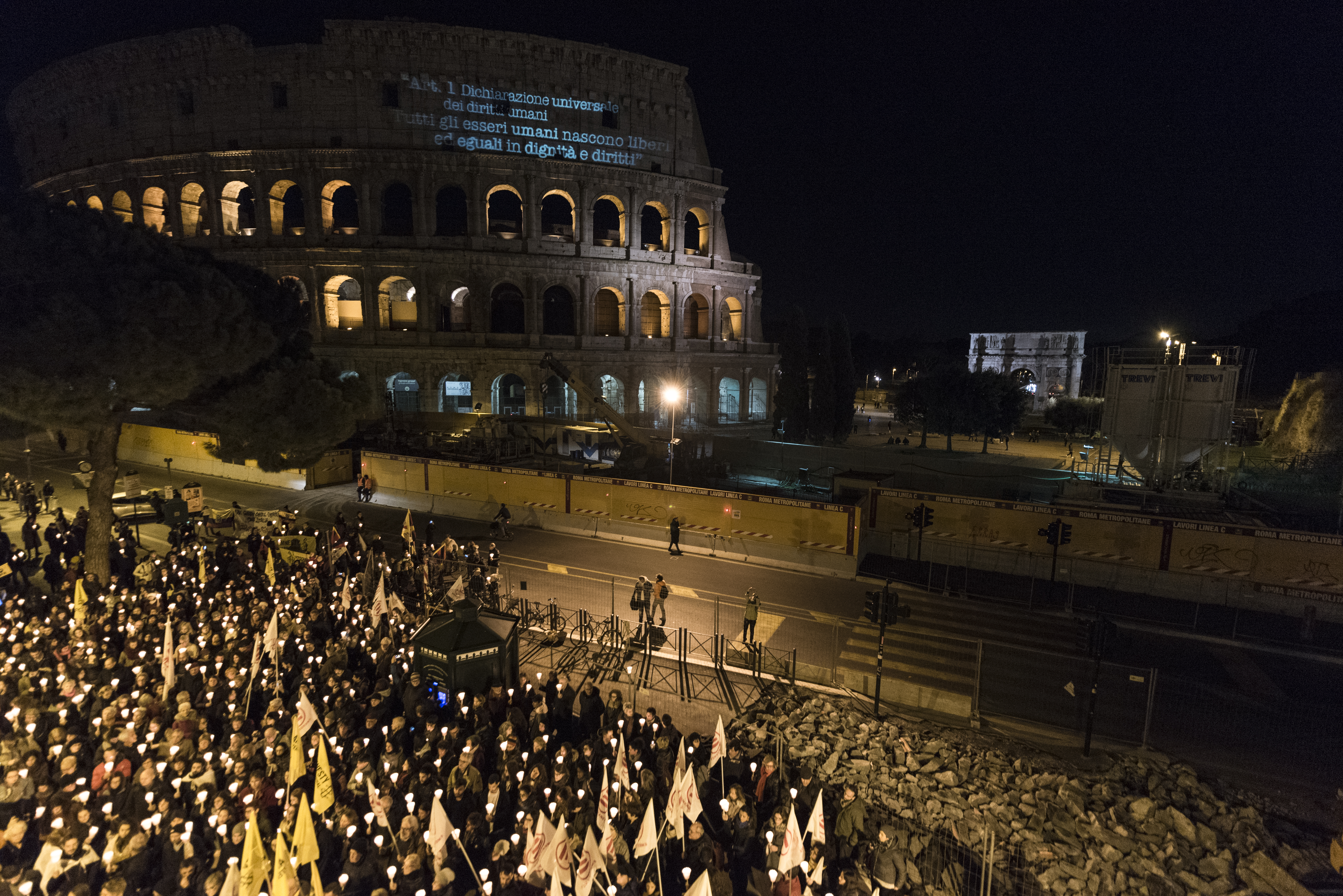 I partecipanti della fiaccolata davanti al Colosseo