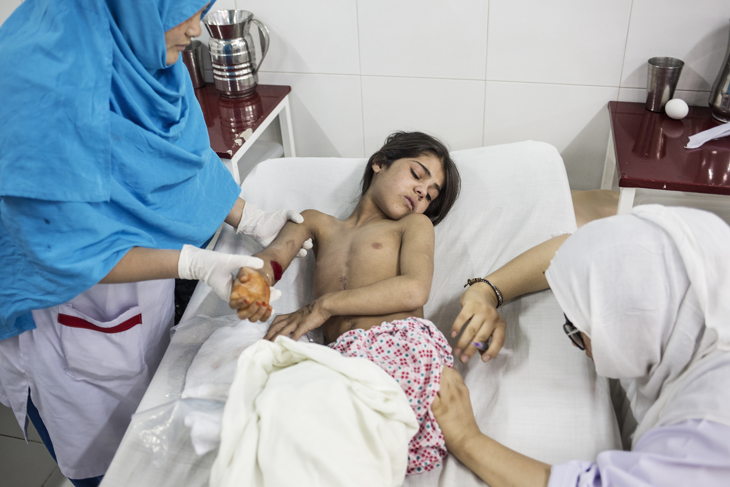 Walas Bibi mentre riceve le medicazioni giornaliere all'ospedale di EMERGENCY