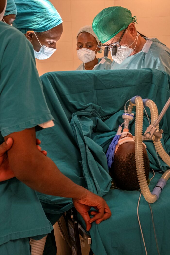 La dottoressa Elisabeth Komurembe, la strumentista Mariam Nansubuga, il dottor Emilio Merlini, durante l’intervento di riparazione della fistola uretrale a Rahuman Lubowa